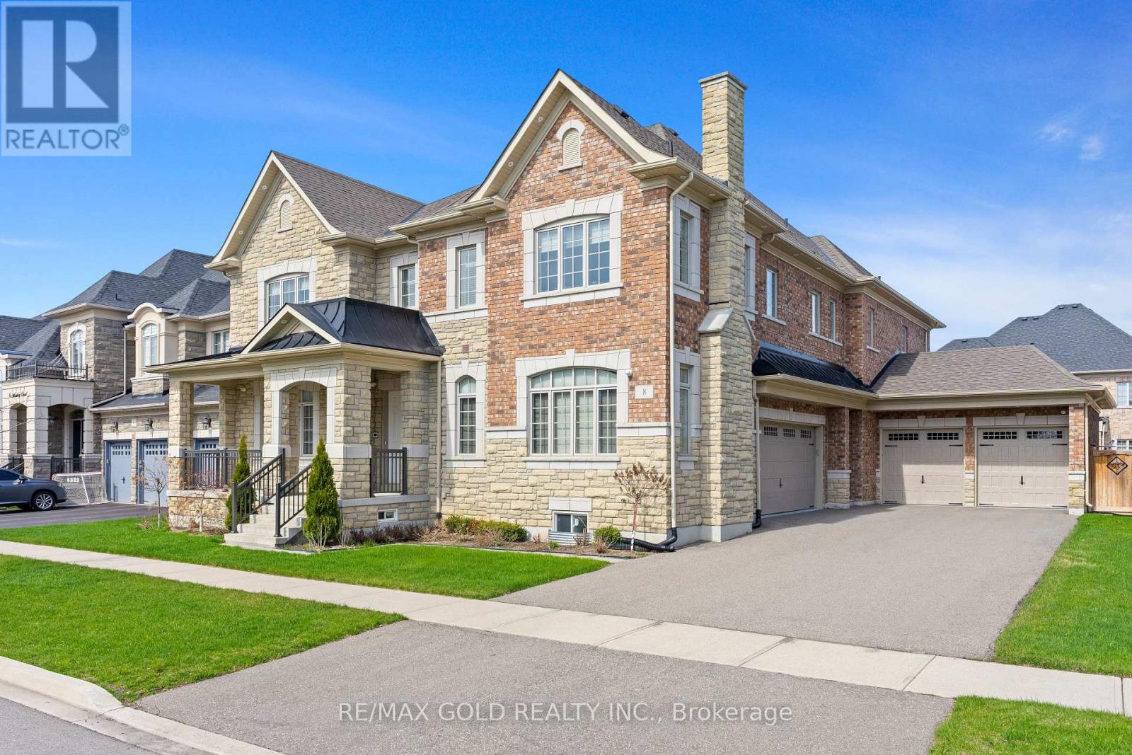 8 MARKEY COURT, Brampton, Ontario