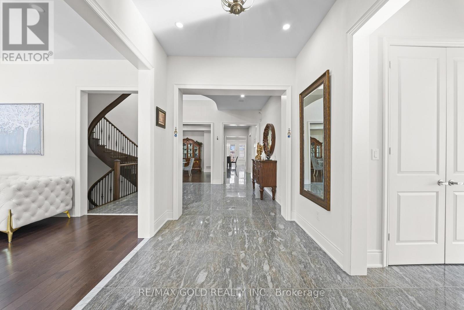 8 Markey Court, Brampton, Ontario  L6P 4L1 - Photo 3 - W12849302