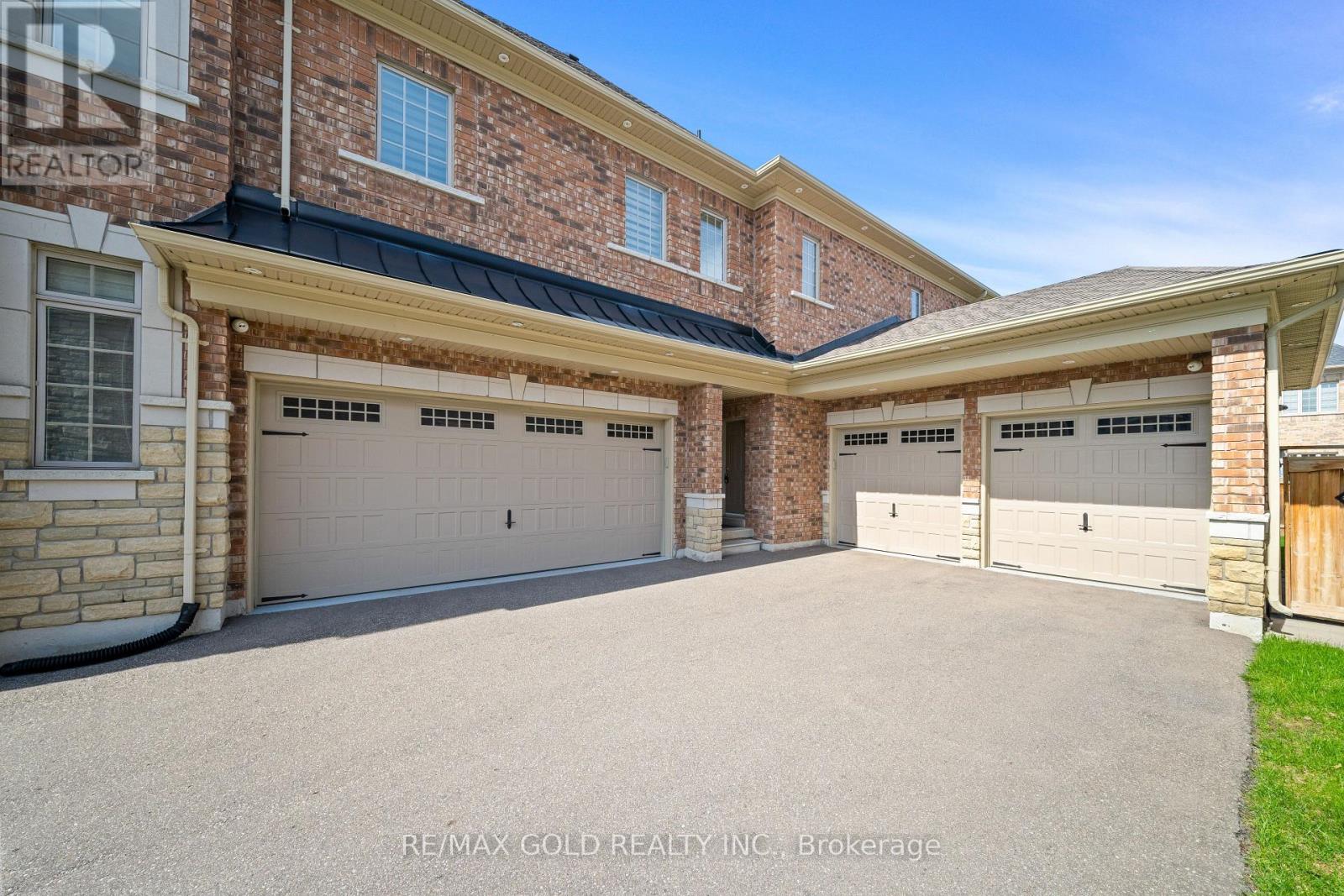 8 Markey Court, Brampton, Ontario  L6P 4L1 - Photo 2 - W12849302