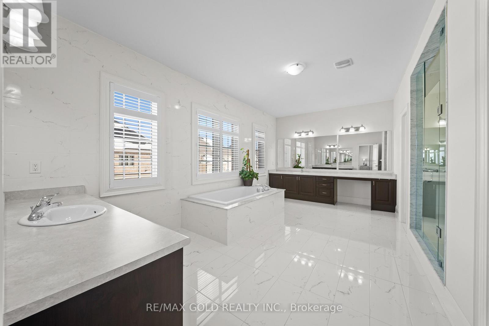 8 Markey Court, Brampton, Ontario  L6P 4L1 - Photo 25 - W12849302