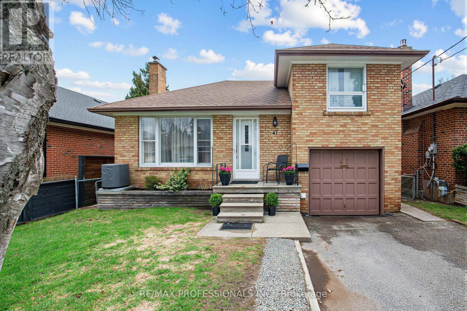 47 CLAYMORE DRIVE, Toronto, Ontario