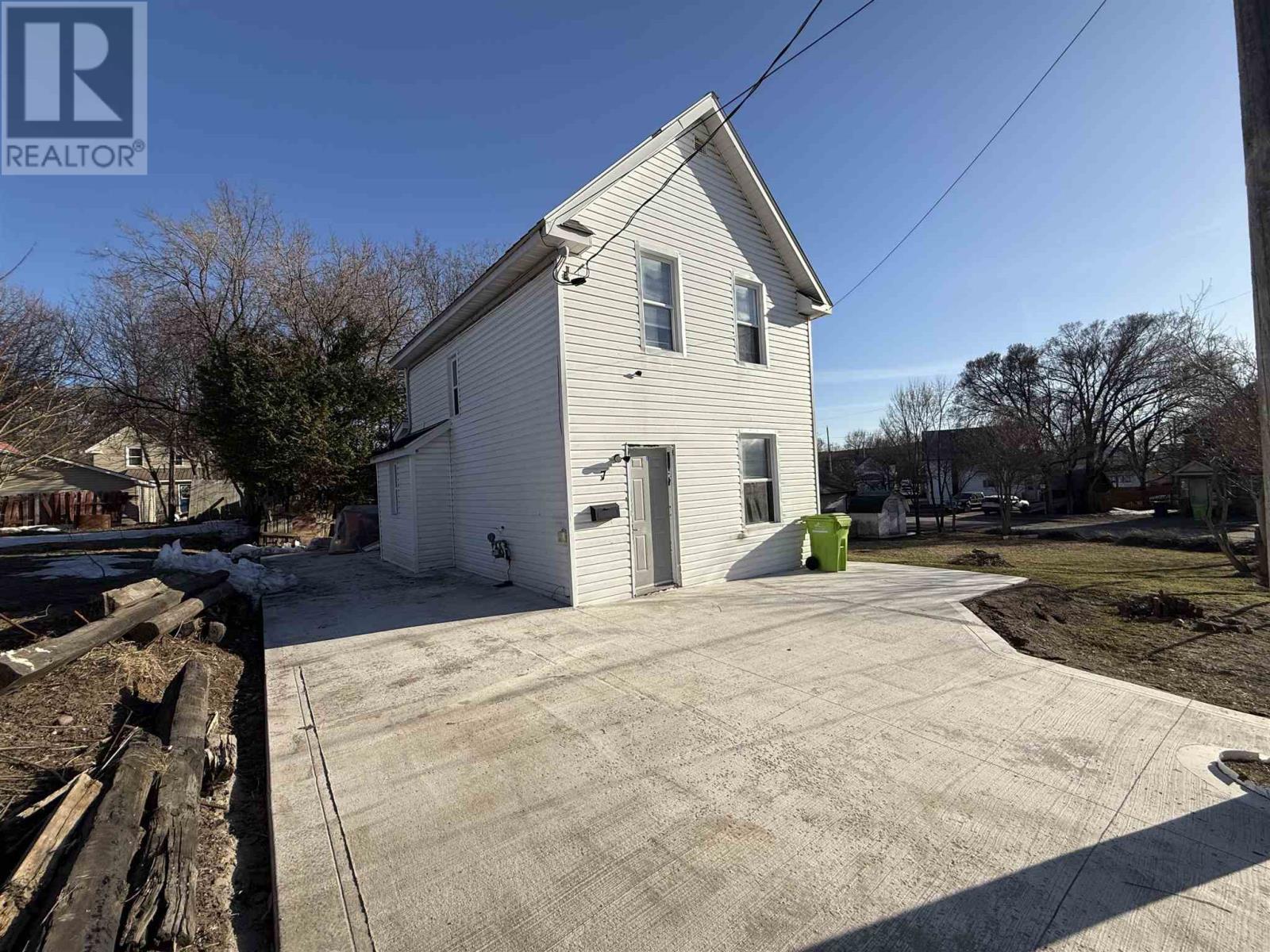 7 Hearst St, Sault Ste. Marie, Ontario  P6B 1J6 - Photo 2 - SM260784