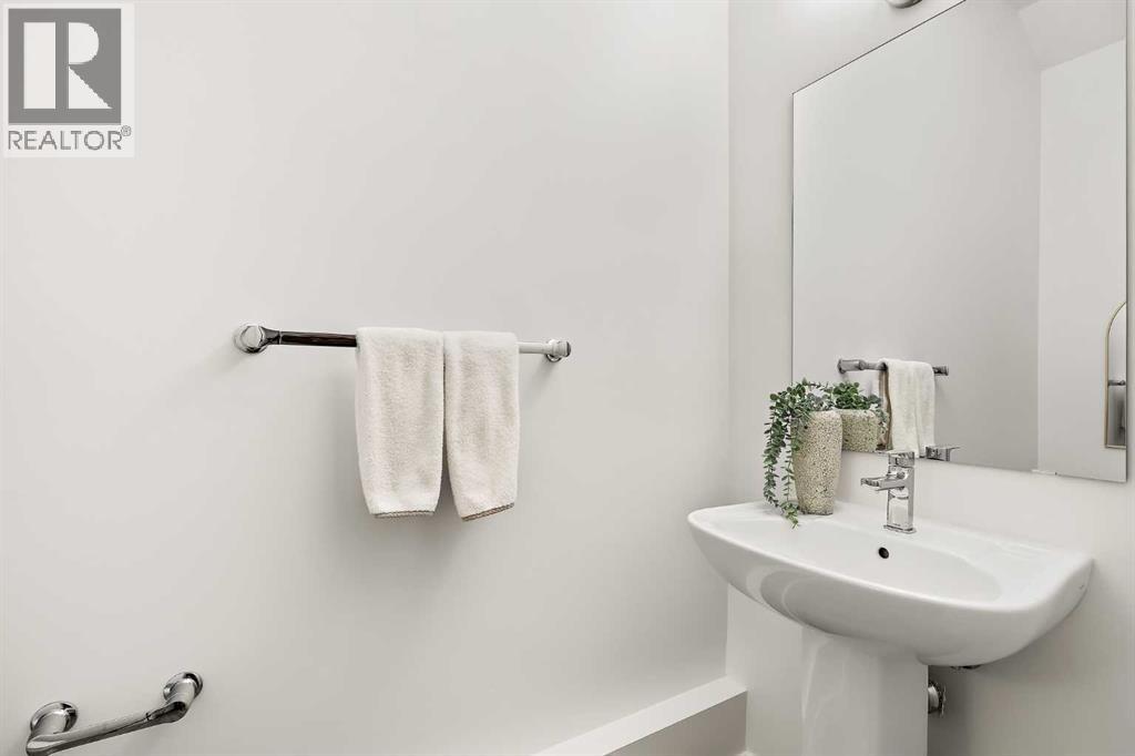 717 Sovereign Common SW, Calgary, Alberta  T3C 3Y3 - Photo 5 - A2301474