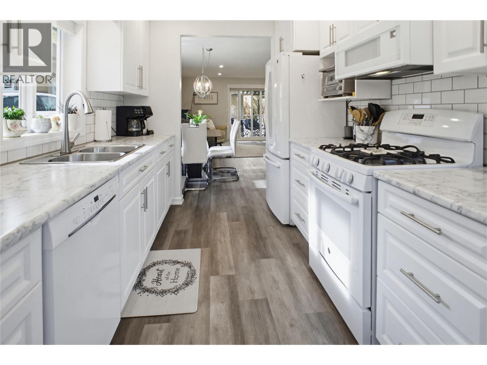 2020 Van Horne Drive Unit# 8, Kamloops, British Columbia  V1S 1G3 - Photo 3 - 10377401