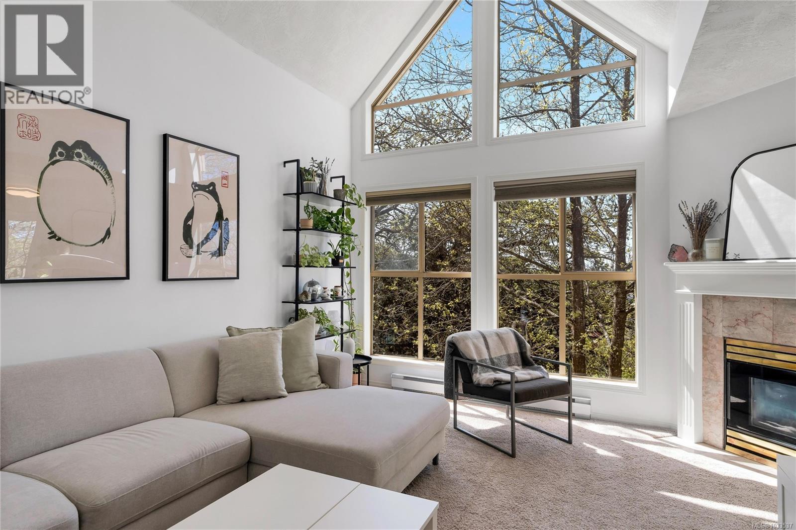 405 3363 Glasgow Ave, Saanich, British Columbia  V8X 1M5 - Photo 4 - 1033537