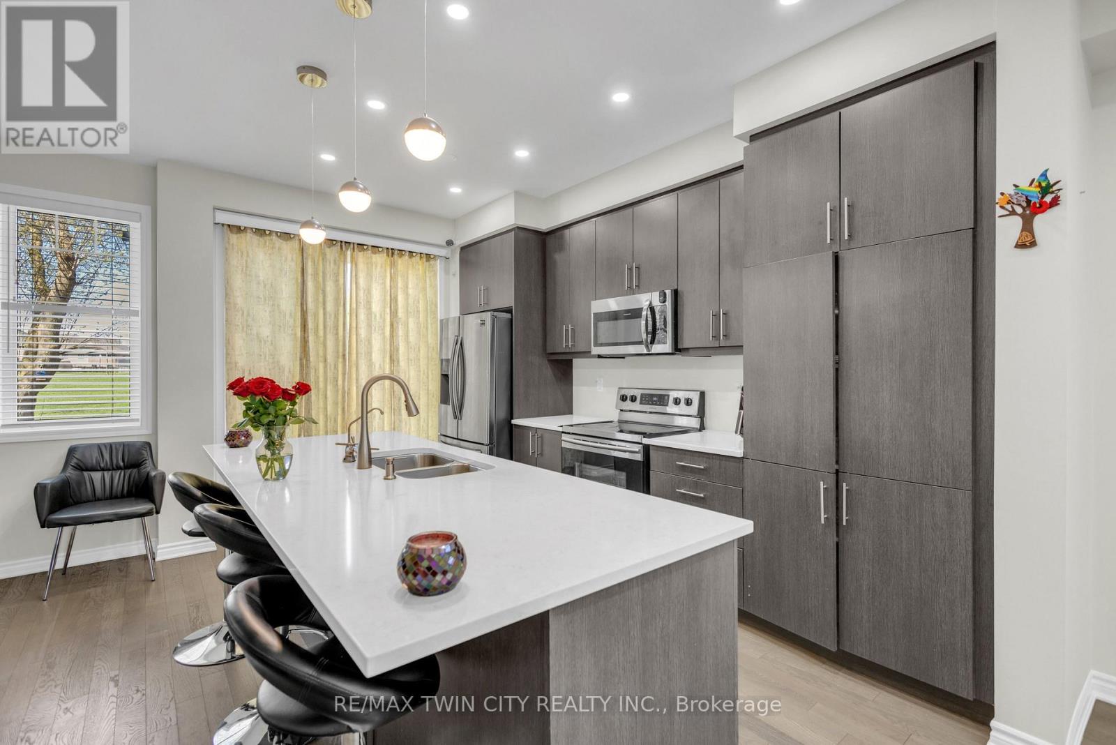 661 Doon South Drive, Kitchener, Ontario  N2P 0H5 - Photo 5 - X13047802