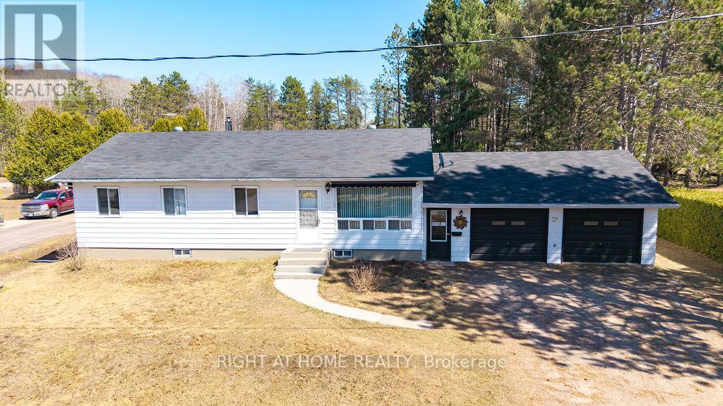 28 Jackpine Street, Madawaska Valley, Ontario  K0J 1B0 - Photo 5 - X12630234