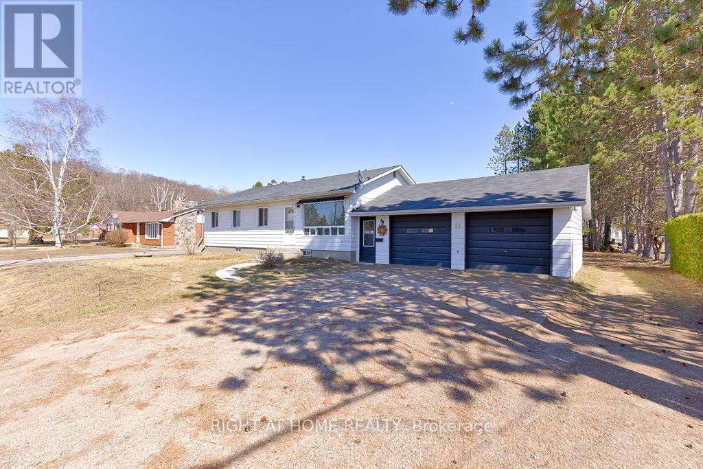 28 Jackpine Street, Madawaska Valley, Ontario  K0J 1B0 - Photo 4 - X12630234