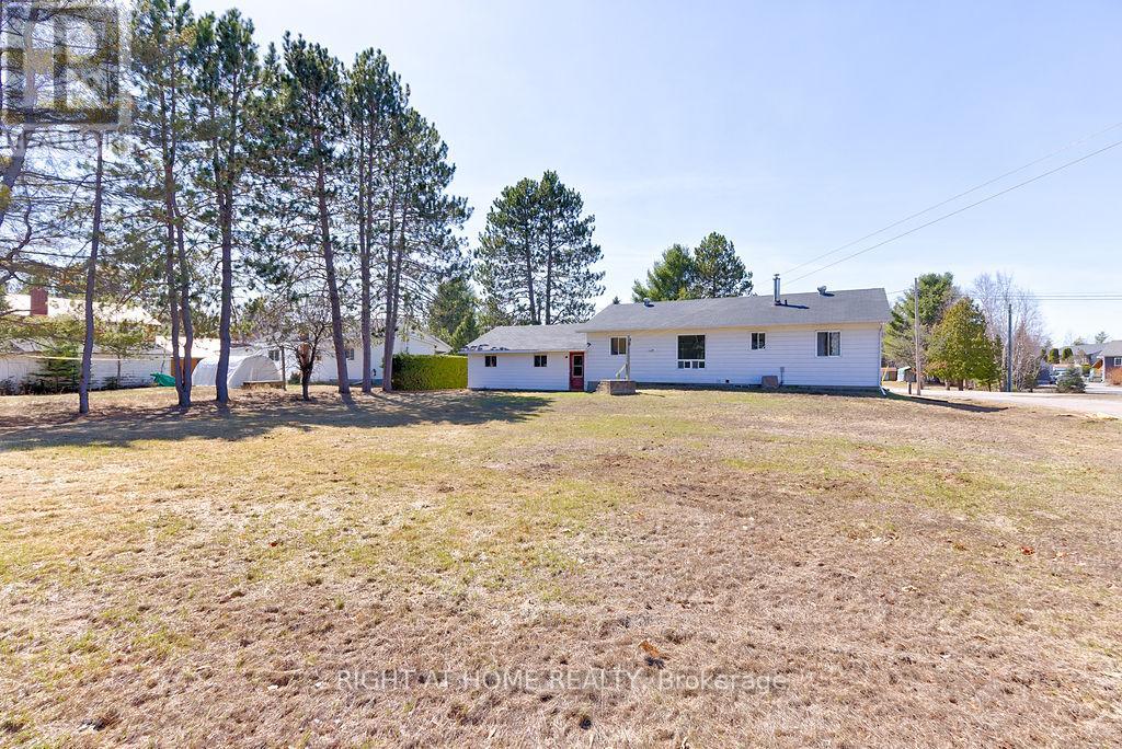 28 Jackpine Street, Madawaska Valley, Ontario  K0J 1B0 - Photo 9 - X12630234