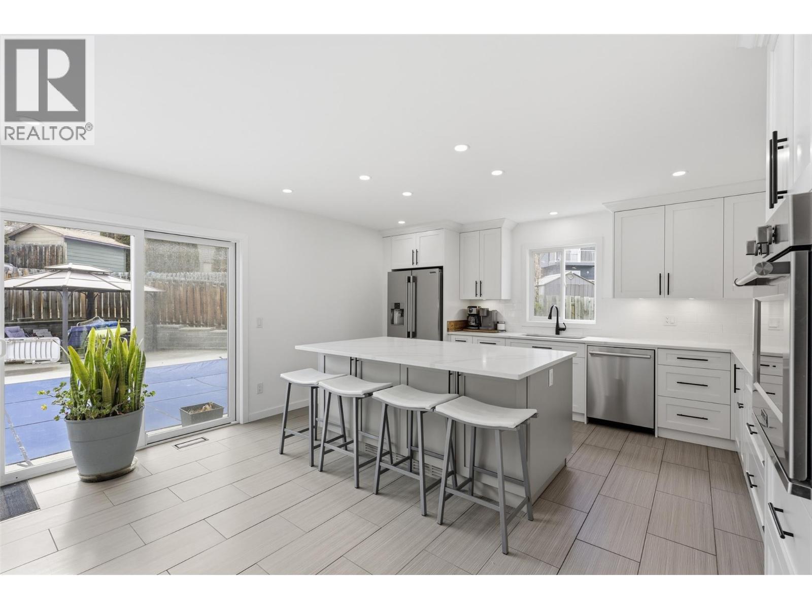 2298 Balfour Court, Kamloops, British Columbia  V1S 1H5 - Photo 4 - 10381982