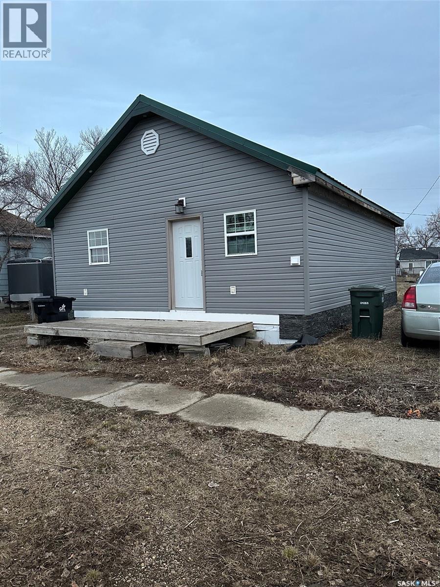 321 Walsh Street, Bienfait, Saskatchewan  S0C 0M0 - Photo 1 - SK034023