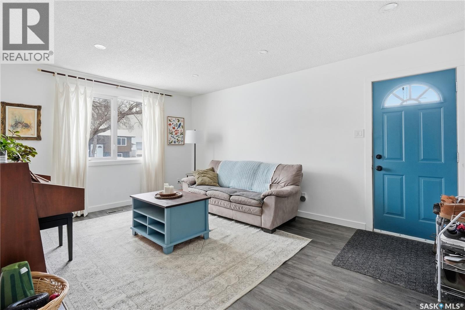 166 Magee Crescent, Regina, Saskatchewan  S4R 6K7 - Photo 2 - SK033990