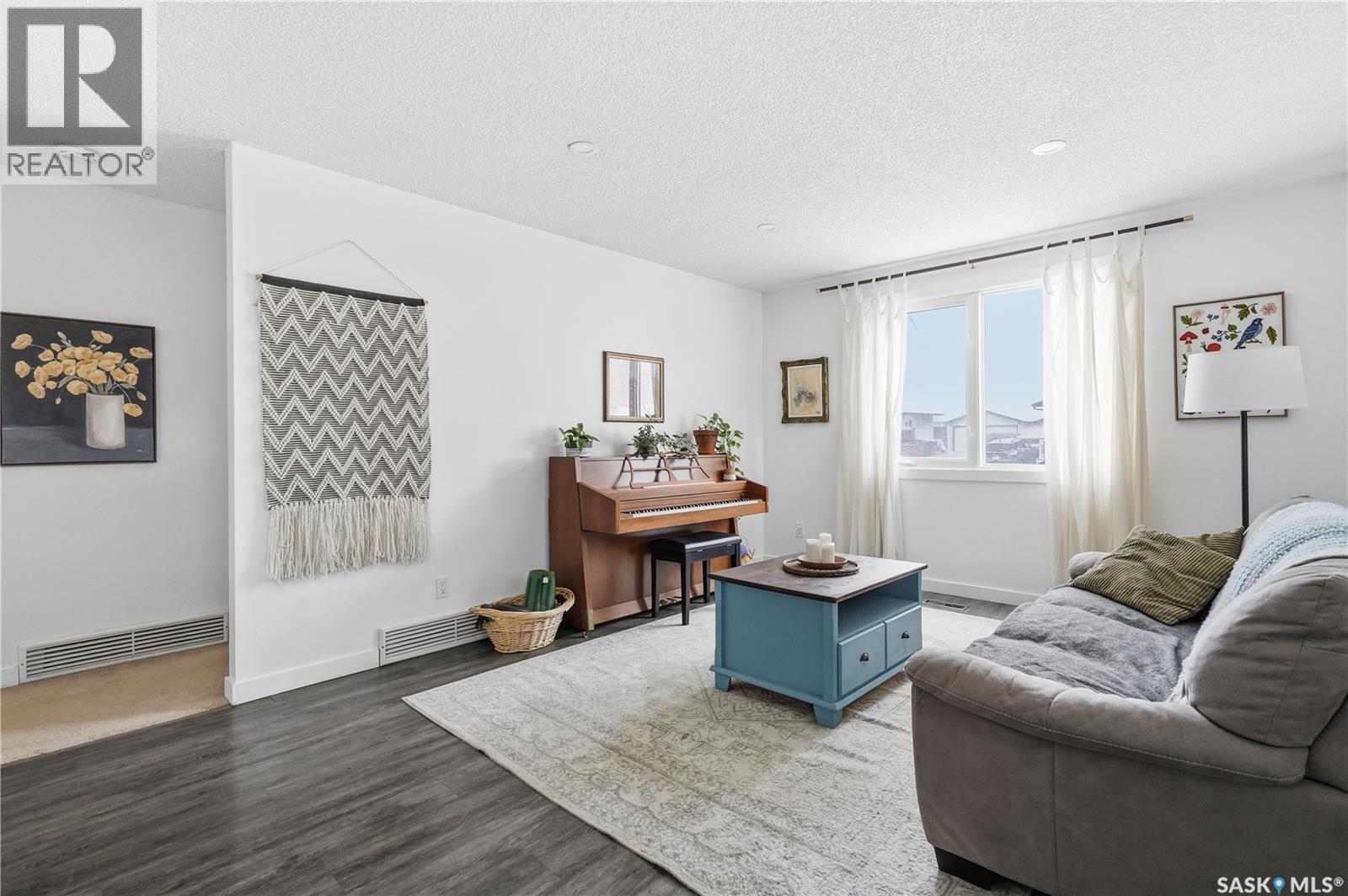 166 Magee Crescent, Regina, Saskatchewan  S4R 6K7 - Photo 3 - SK033990