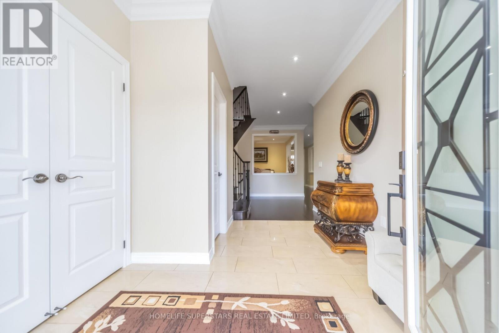 8 Lisson Crescent, Brampton, Ontario  L6X 5H8 - Photo 4 - W13048036