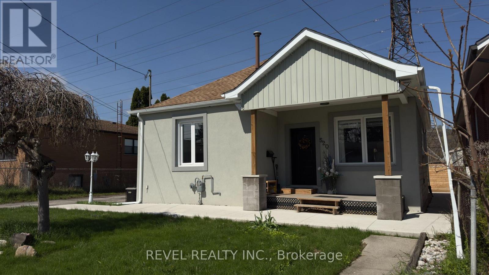 FRONT ROOM - 520 COCHRANE ROAD, Hamilton, Ontario