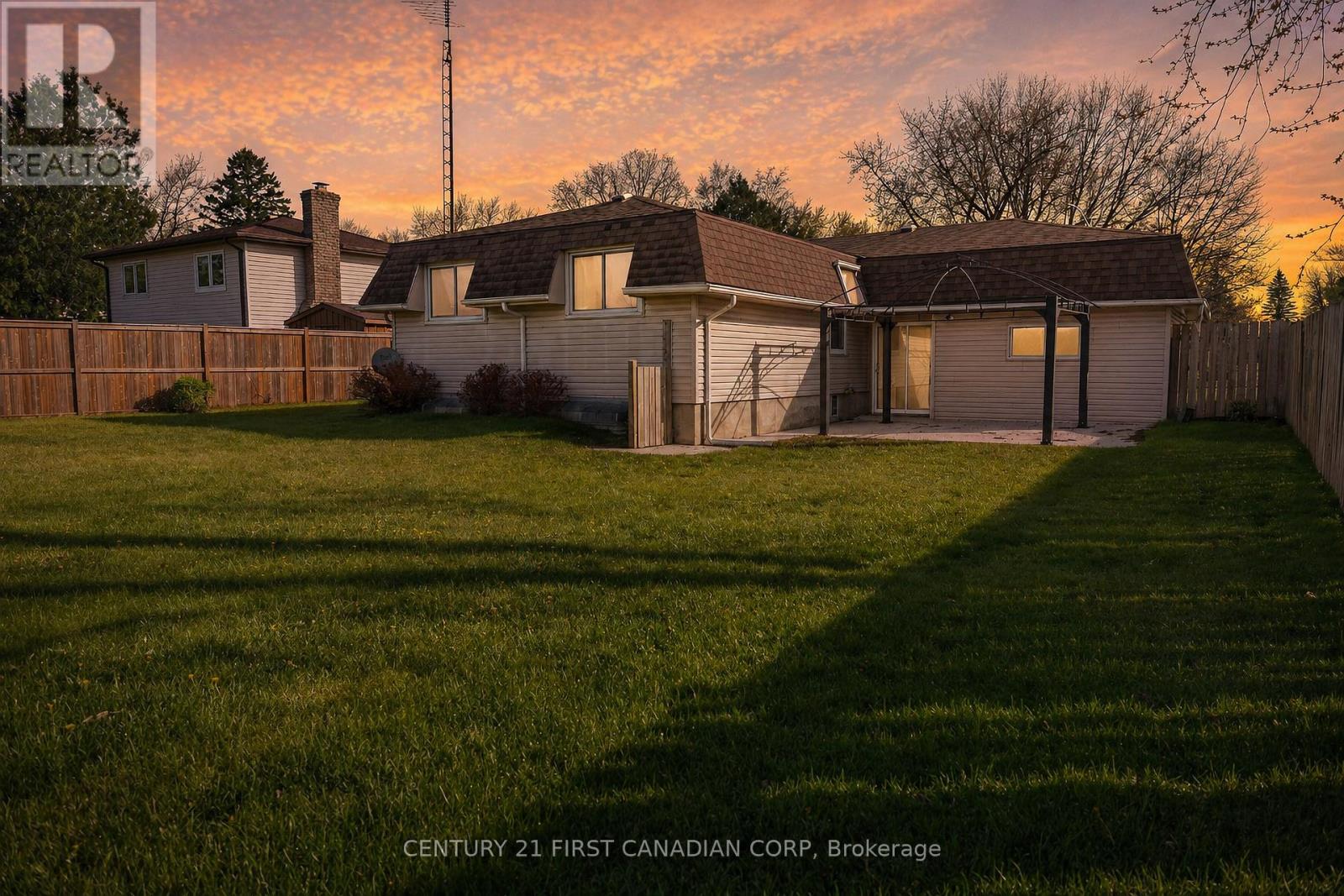 106 Angelo Drive, West Elgin, Ontario  N0L 2P0 - Photo 11 - X12904562