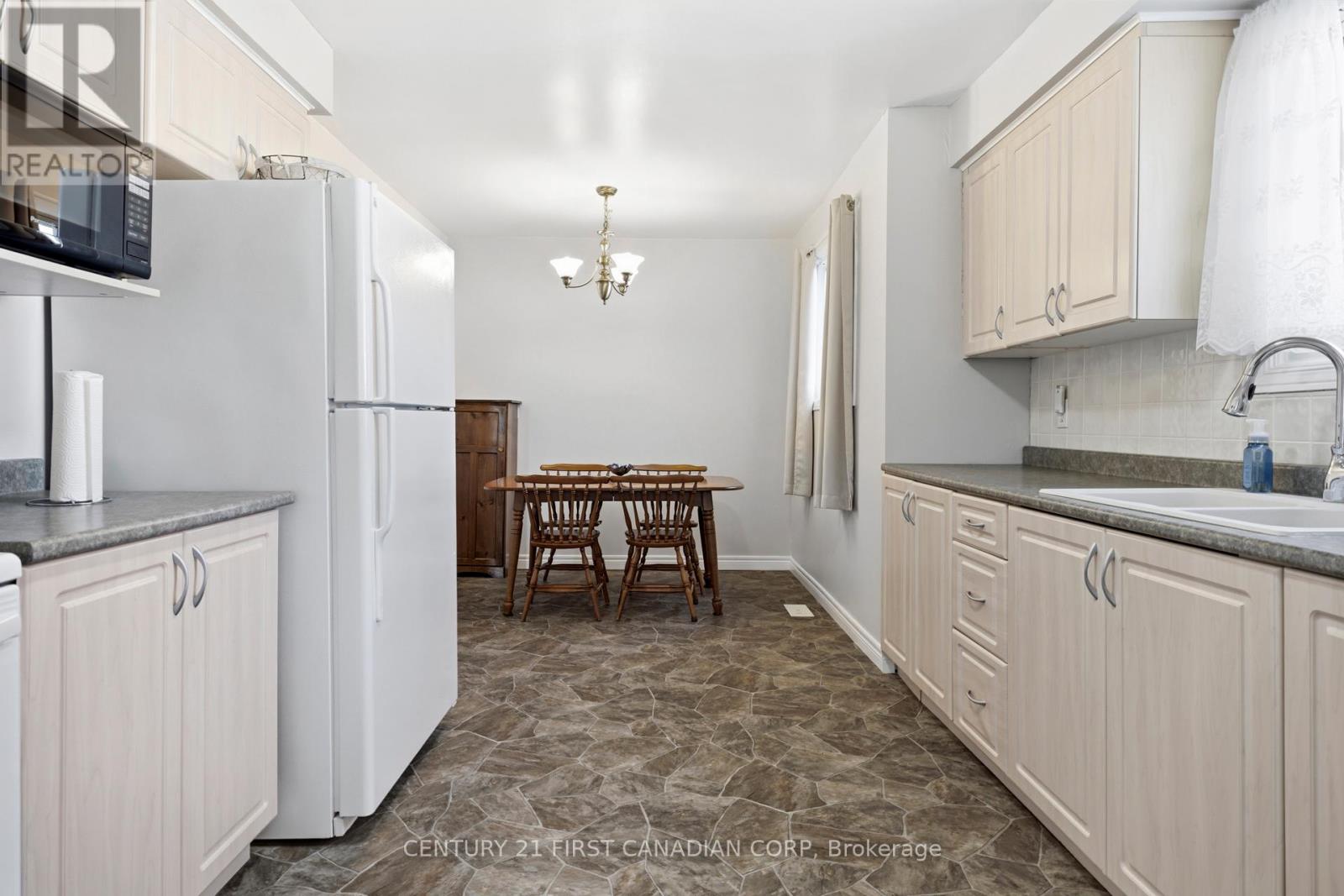 106 Angelo Drive, West Elgin, Ontario  N0L 2P0 - Photo 17 - X12904562