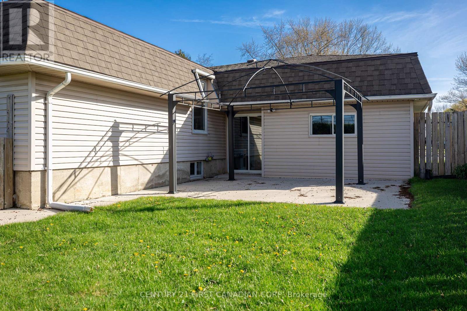 106 Angelo Drive, West Elgin, Ontario  N0L 2P0 - Photo 9 - X12904562