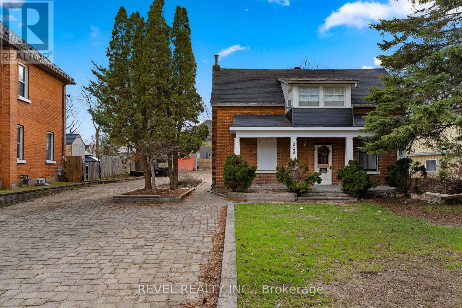 202 Bradford Street, Barrie, Ontario  L4N 3B6 - Photo 3 - S12553878