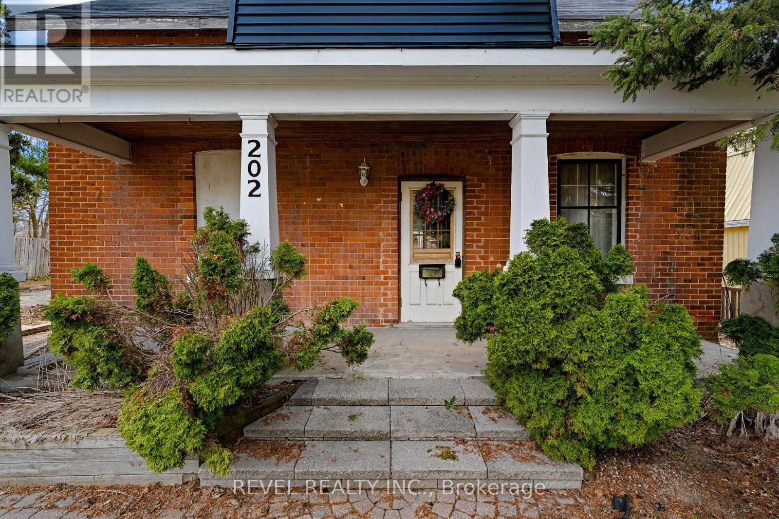 202 Bradford Street, Barrie, Ontario  L4N 3B6 - Photo 2 - S12553878