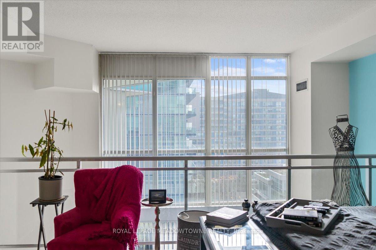 914 - 220 Burnhamthorpe Road W, Mississauga, Ontario  L5B 4N4 - Photo 3 - W12686240