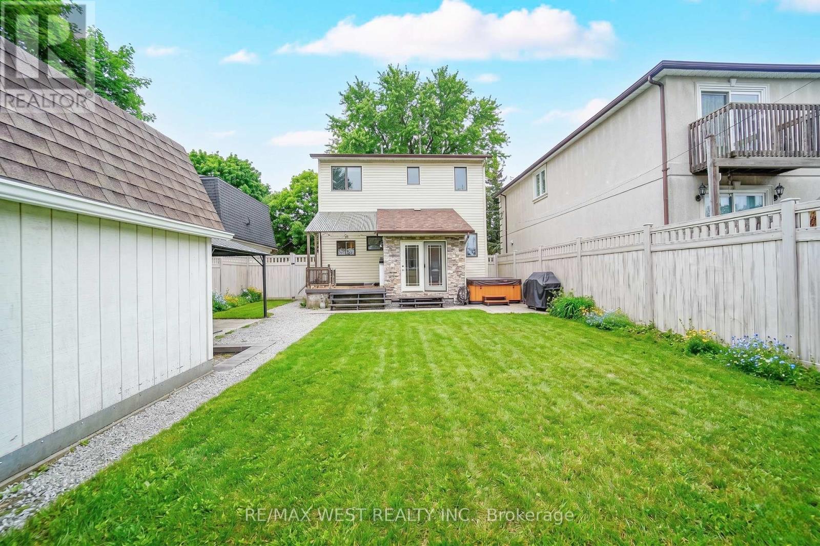 892 Sixth Street, Mississauga, Ontario  L5E 1N6 - Photo 17 - W12813570