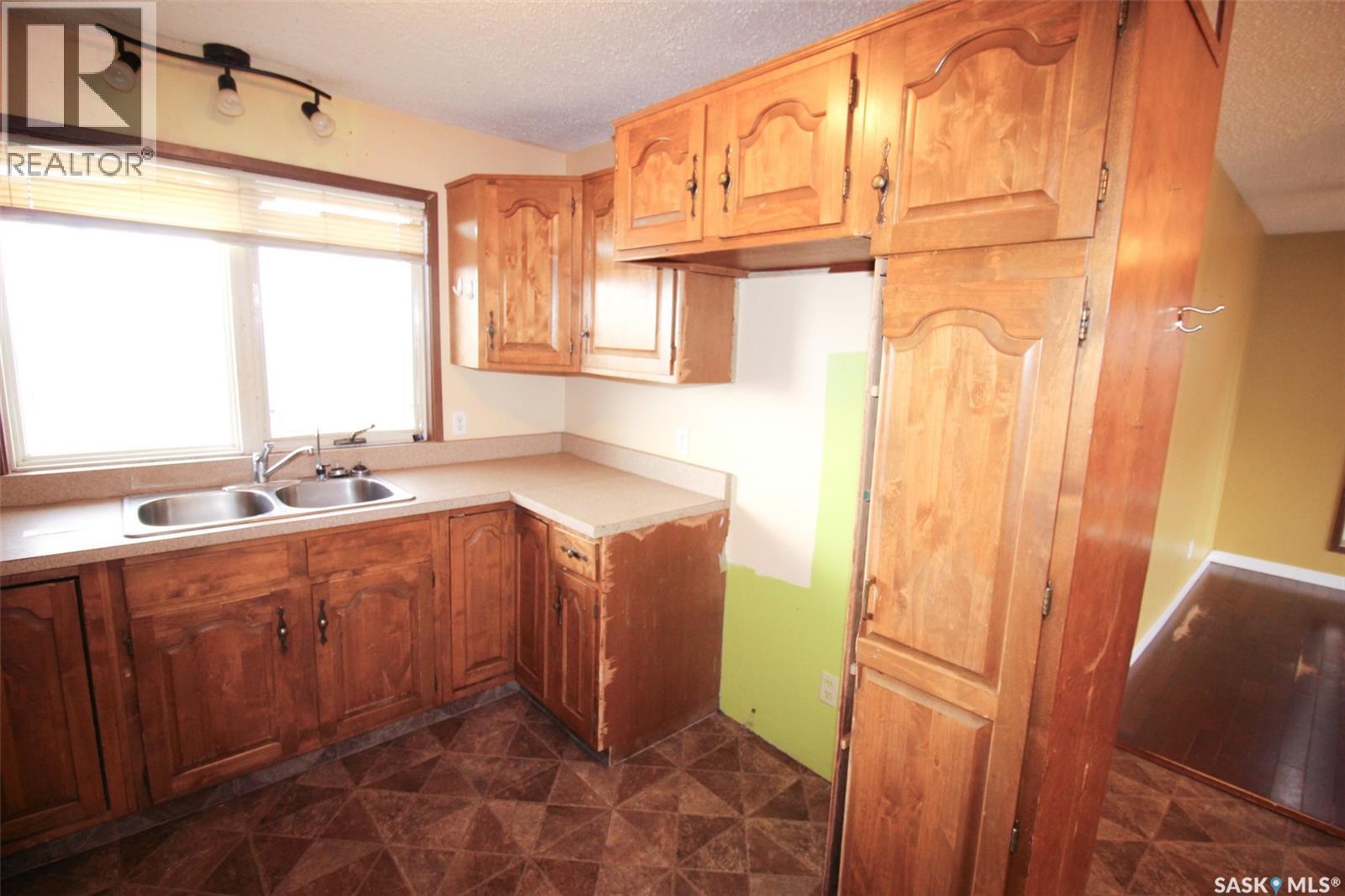 504 3rd Avenue E, Frontier, Saskatchewan  S0N 0W0 - Photo 11 - SK034024