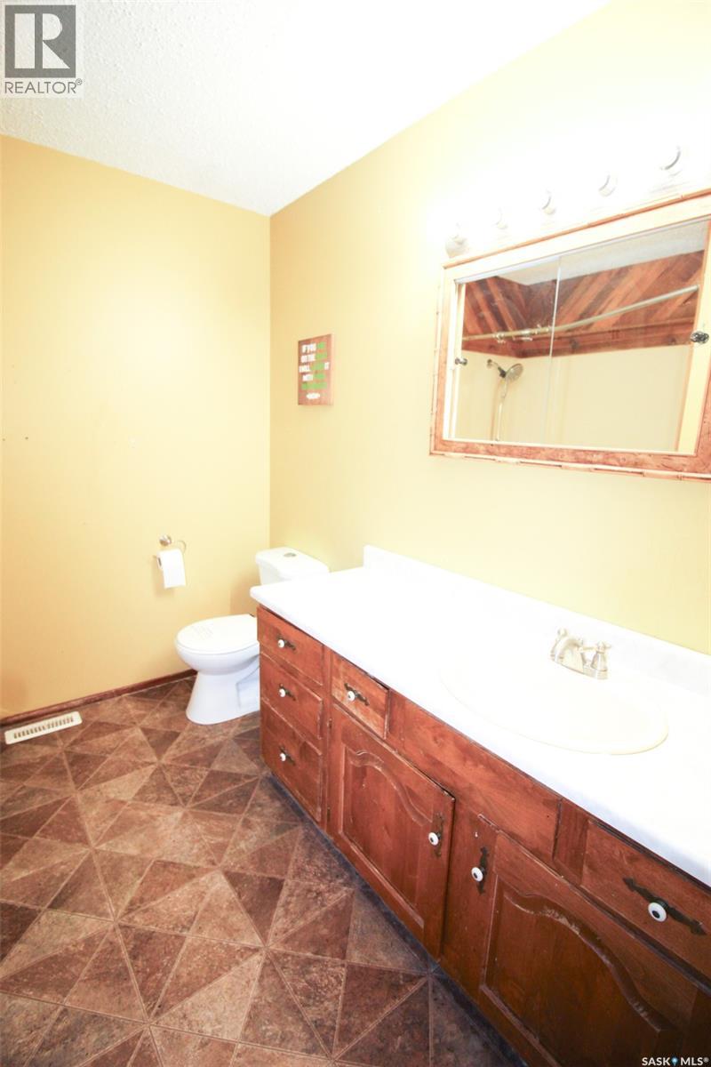 504 3rd Avenue E, Frontier, Saskatchewan  S0N 0W0 - Photo 13 - SK034024