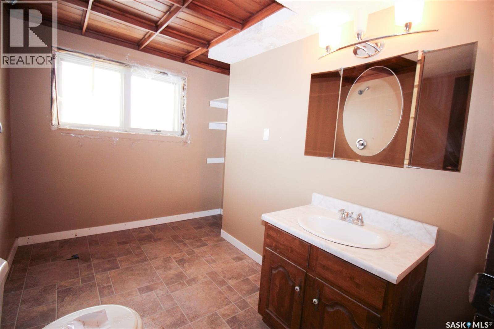 504 3rd Avenue E, Frontier, Saskatchewan  S0N 0W0 - Photo 22 - SK034024