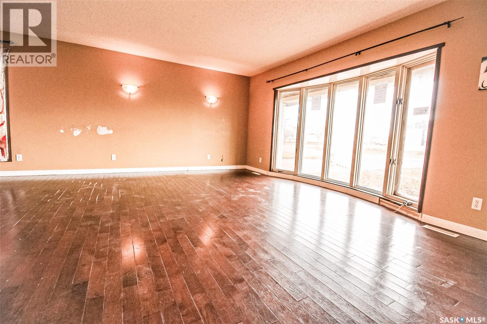 504 3rd Avenue E, Frontier, Saskatchewan  S0N 0W0 - Photo 3 - SK034024