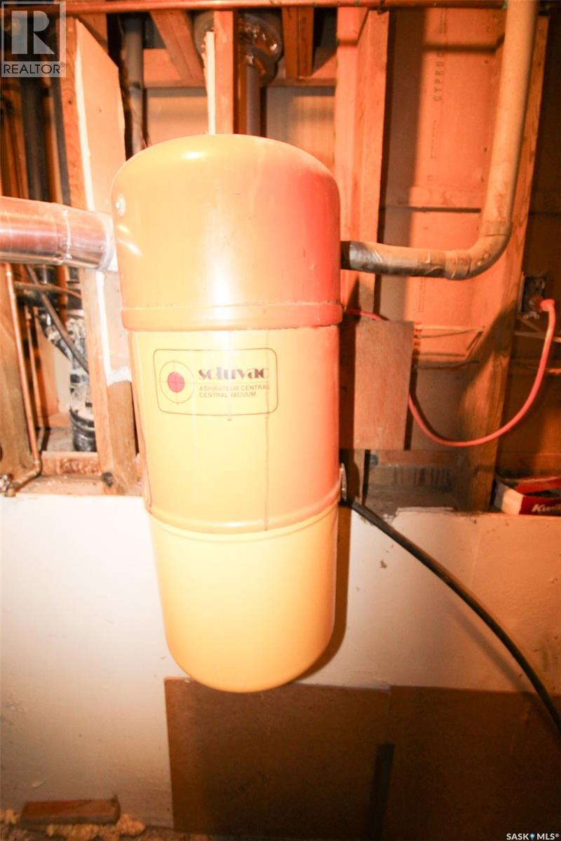 504 3rd Avenue E, Frontier, Saskatchewan  S0N 0W0 - Photo 32 - SK034024