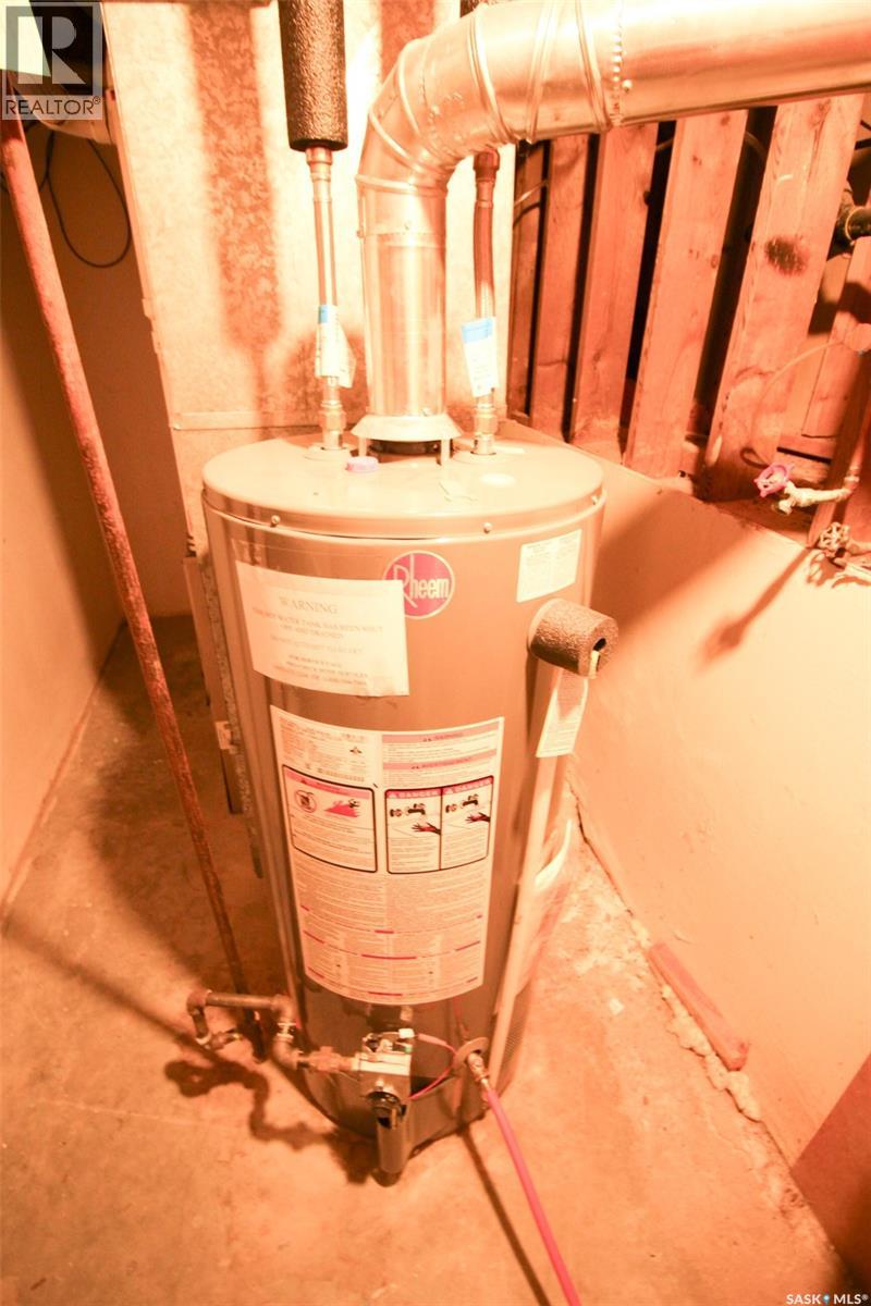 504 3rd Avenue E, Frontier, Saskatchewan  S0N 0W0 - Photo 33 - SK034024