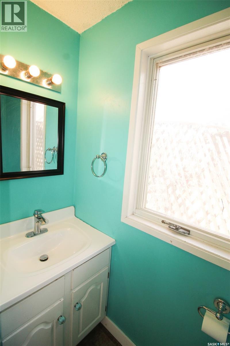 504 3rd Avenue E, Frontier, Saskatchewan  S0N 0W0 - Photo 37 - SK034024