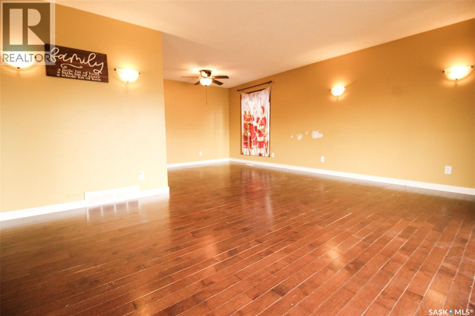 504 3rd Avenue E, Frontier, Saskatchewan  S0N 0W0 - Photo 4 - SK034024