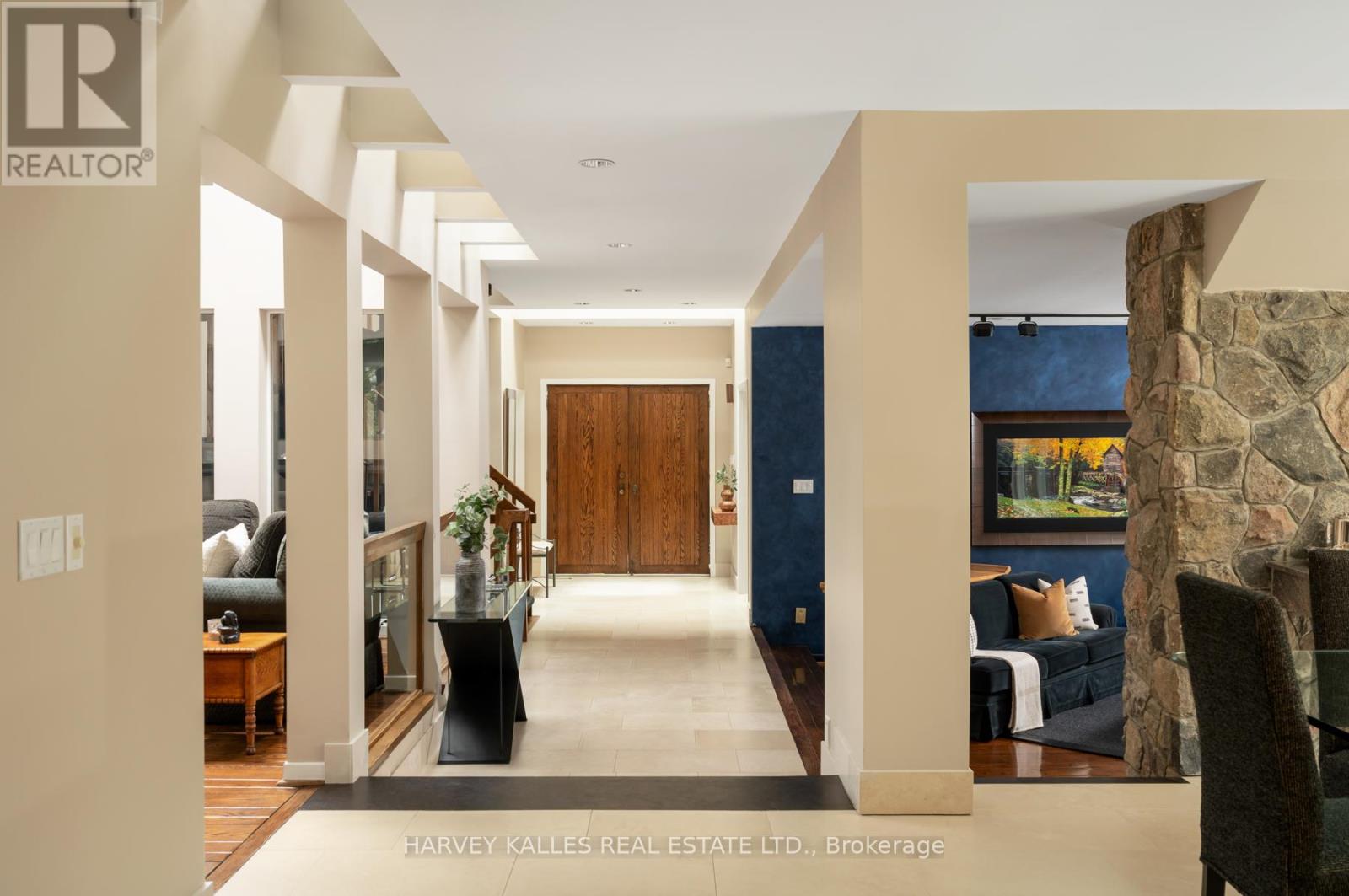 5 Cosmic Drive, Toronto, Ontario  M3B 3L5 - Photo 2 - C13048168