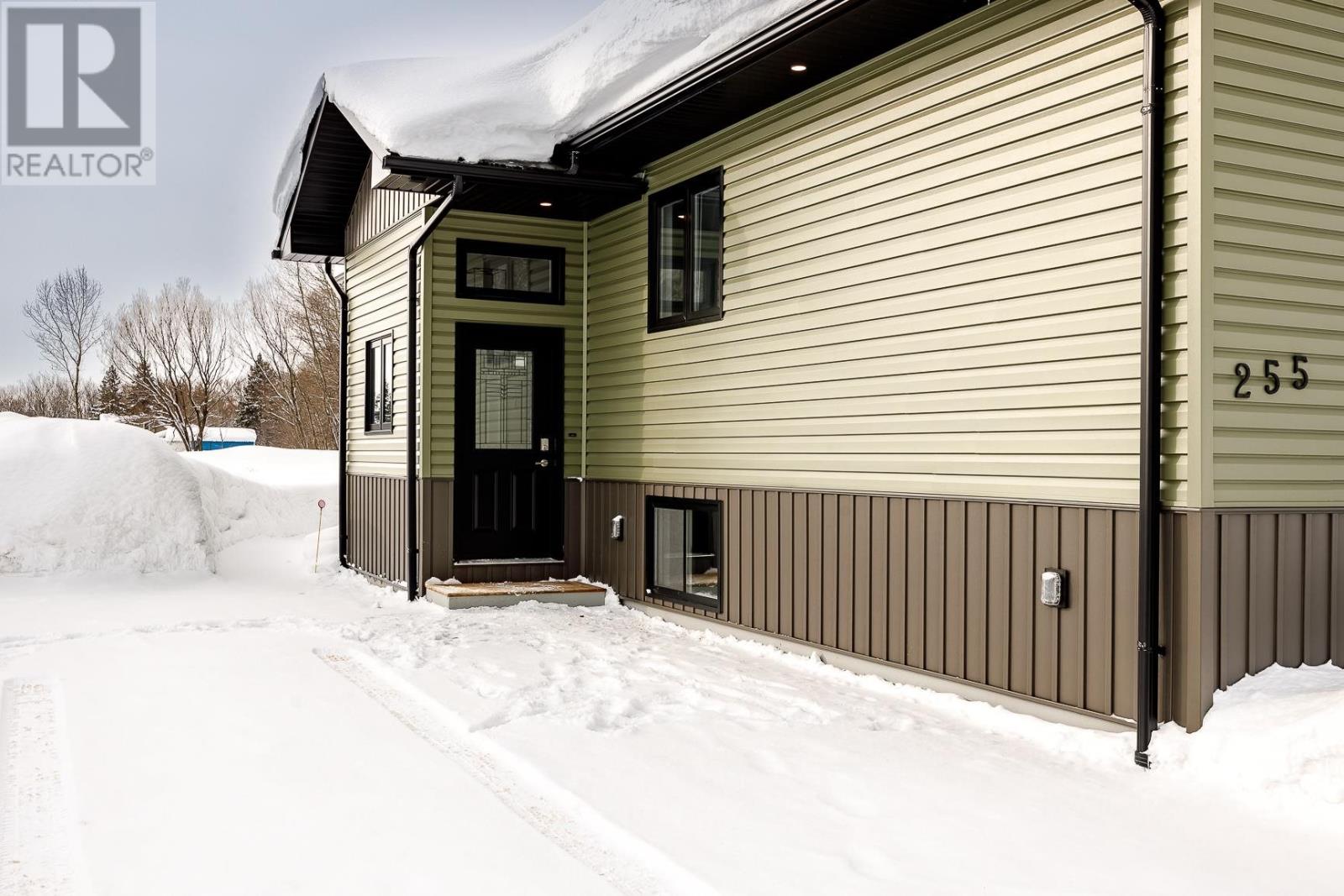 255 East Balfour St, Sault Ste. Marie, Ontario  P6C 1W9 - Photo 6 - SM253420