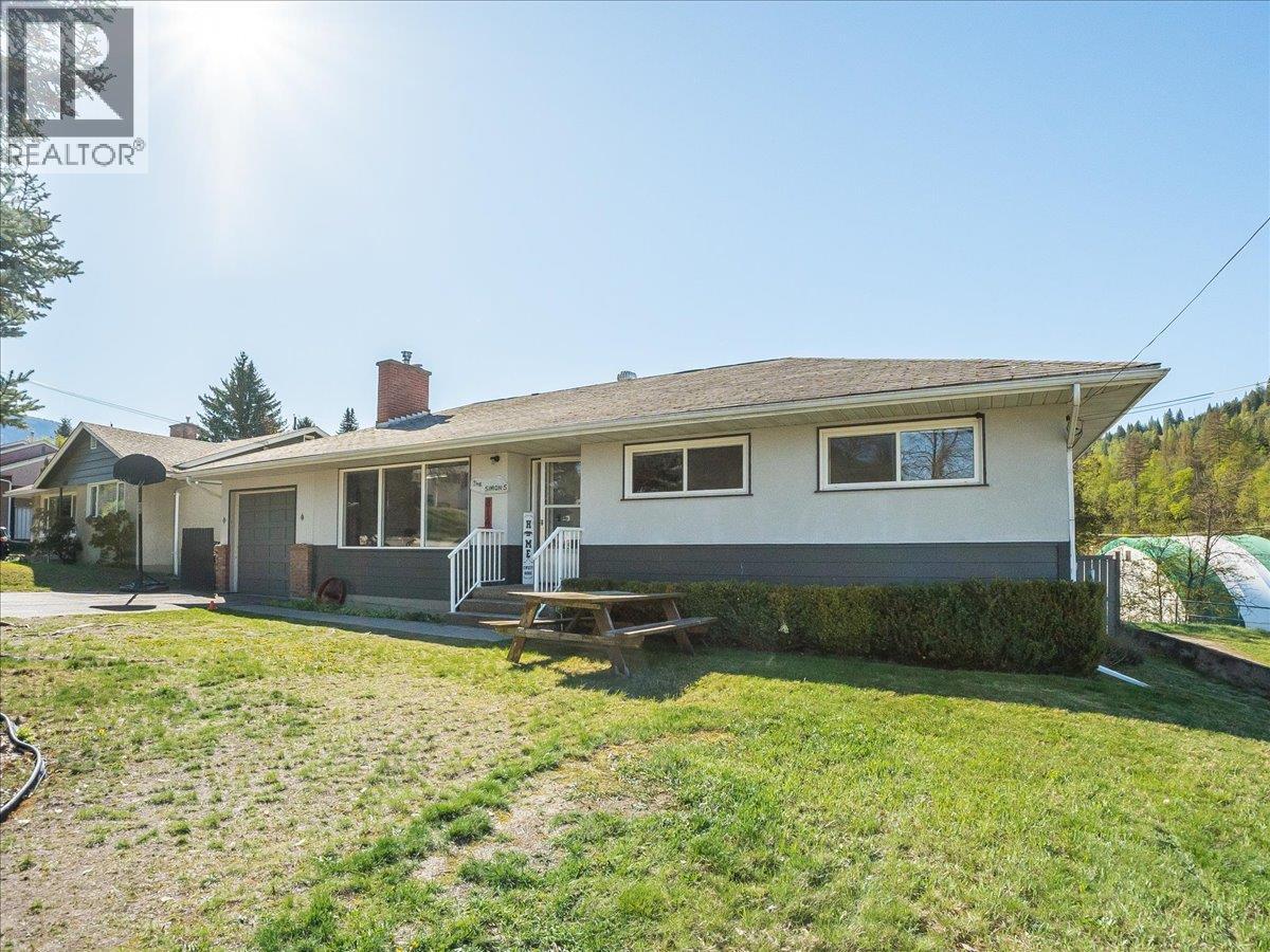 814 10th Street, Castlegar, British Columbia