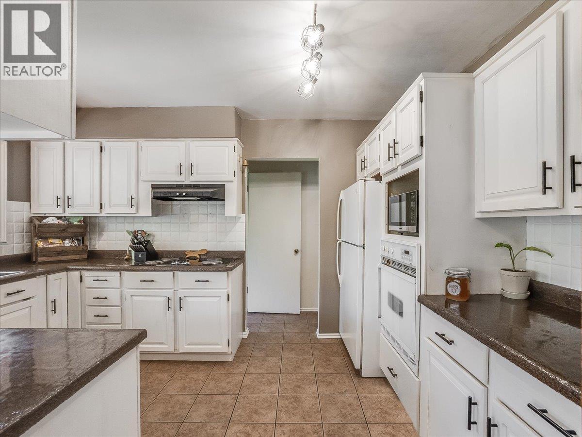 814 10th Street, Castlegar, British Columbia  V1N 2H8 - Photo 10 - 10384869