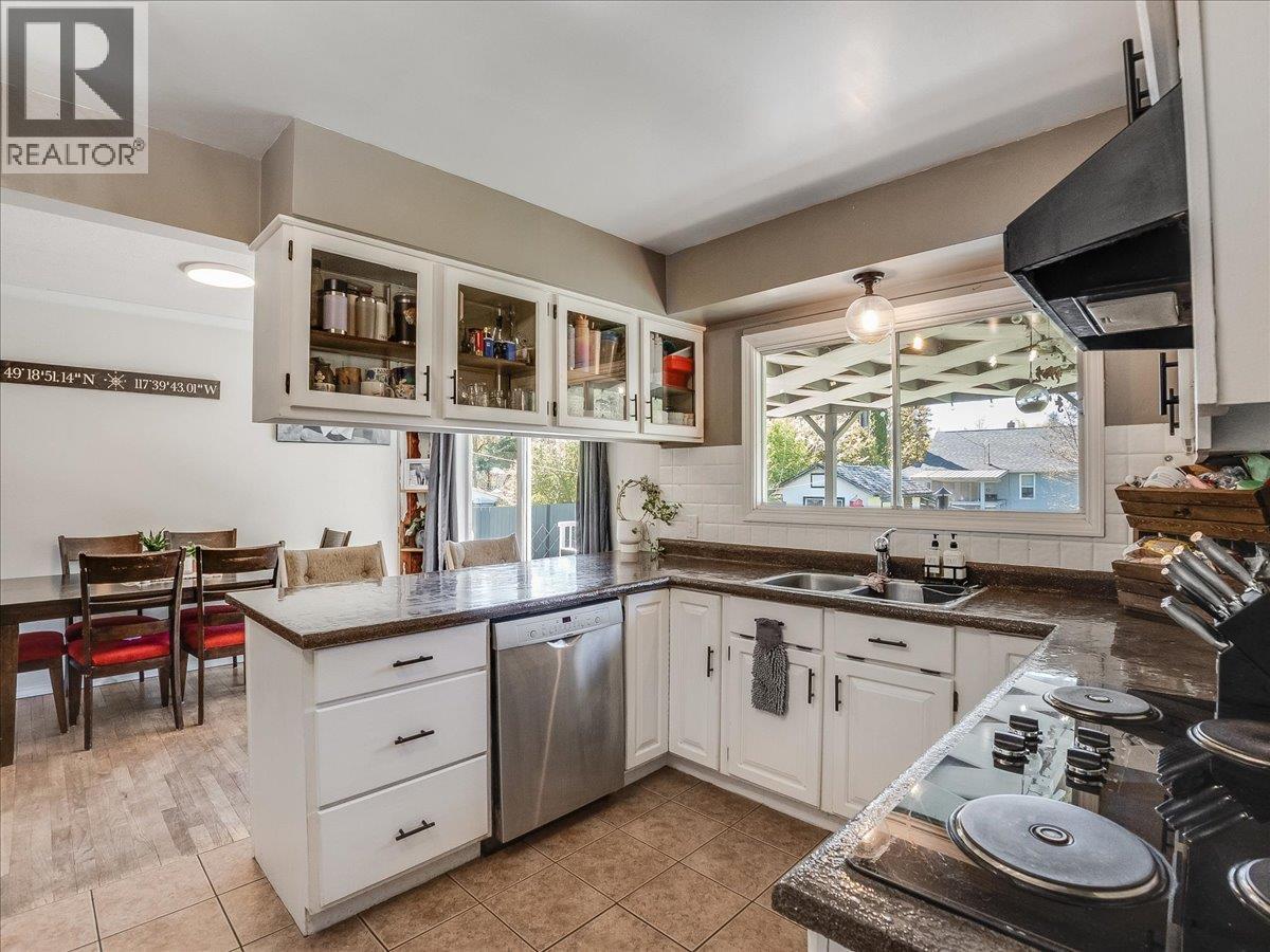 814 10th Street, Castlegar, British Columbia  V1N 2H8 - Photo 11 - 10384869