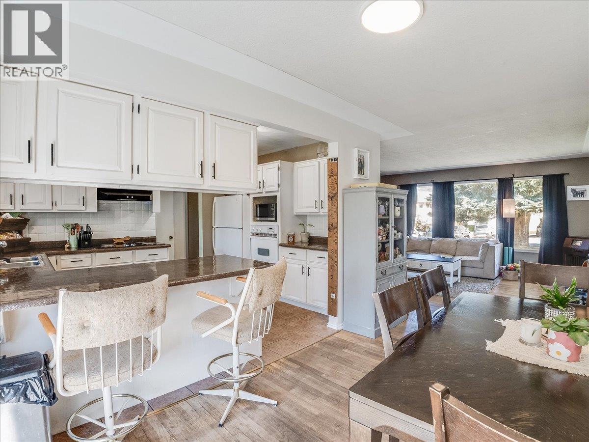 814 10th Street, Castlegar, British Columbia  V1N 2H8 - Photo 13 - 10384869