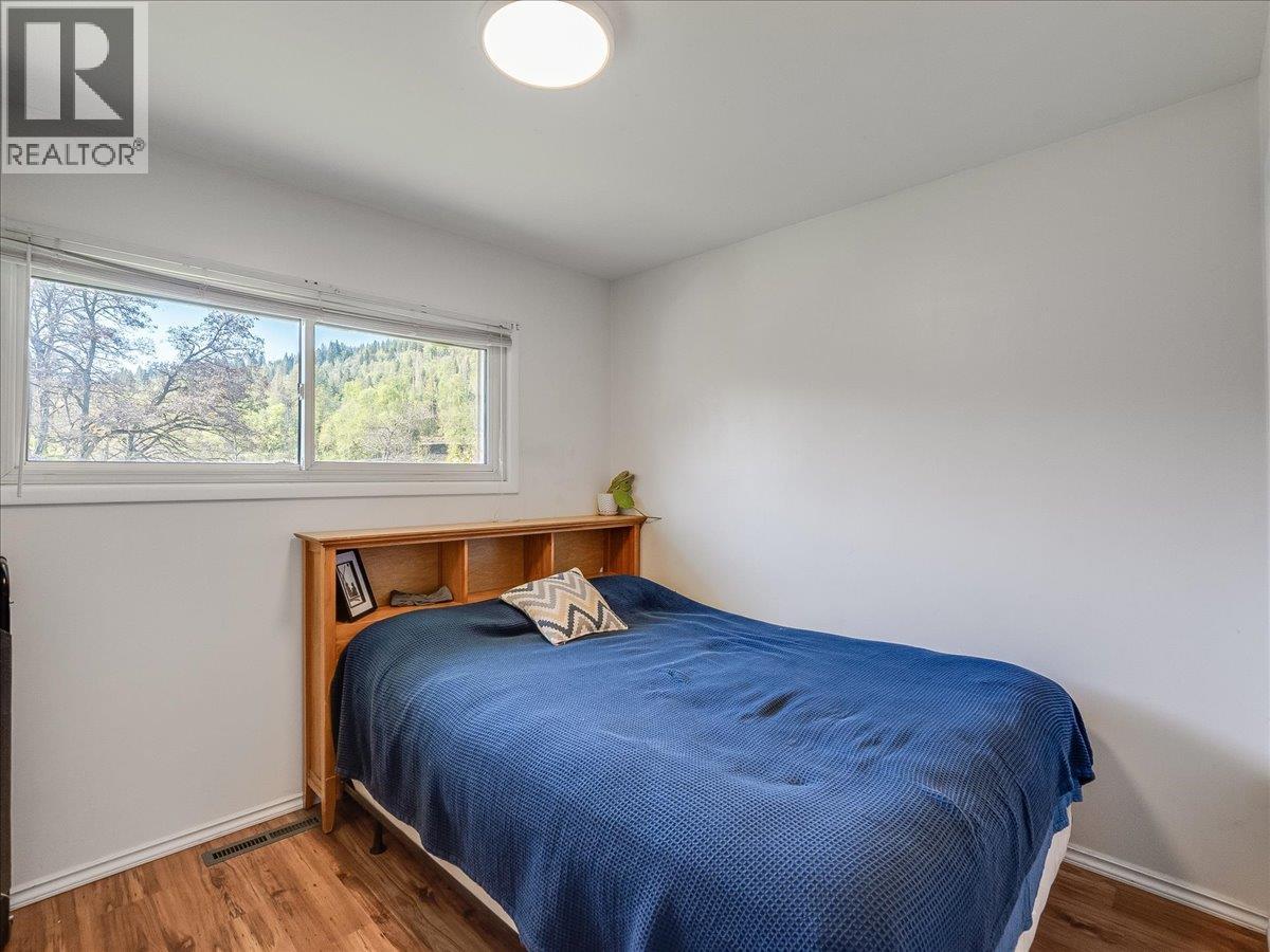 814 10th Street, Castlegar, British Columbia  V1N 2H8 - Photo 23 - 10384869