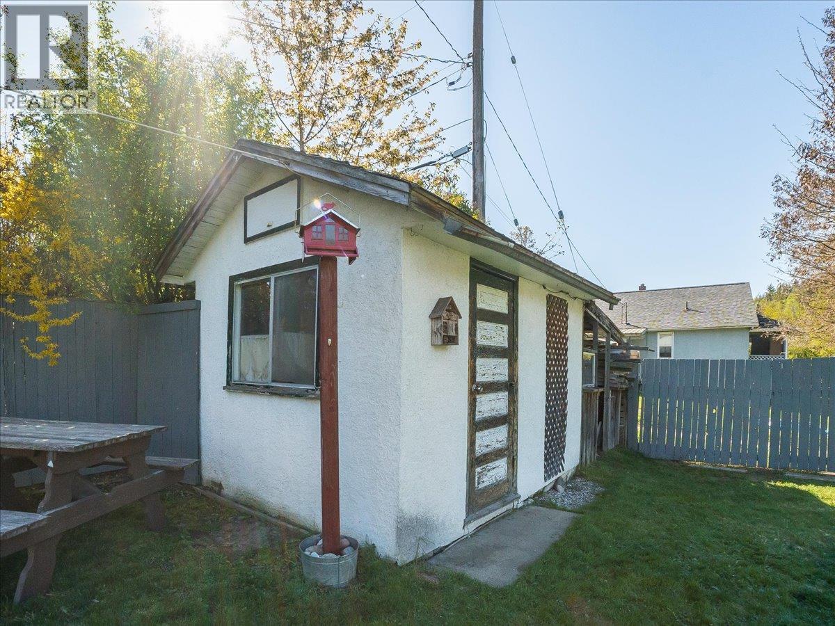 814 10th Street, Castlegar, British Columbia  V1N 2H8 - Photo 34 - 10384869