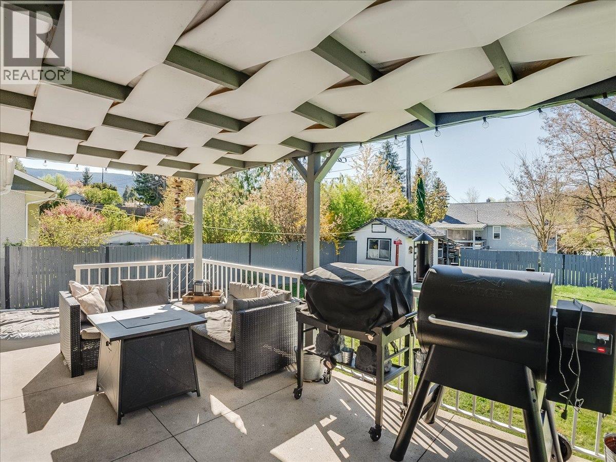 814 10th Street, Castlegar, British Columbia  V1N 2H8 - Photo 35 - 10384869