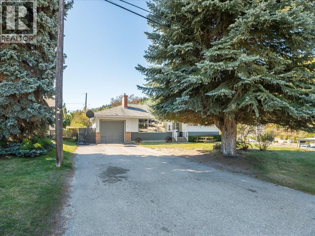 814 10th Street, Castlegar, British Columbia  V1N 2H8 - Photo 39 - 10384869