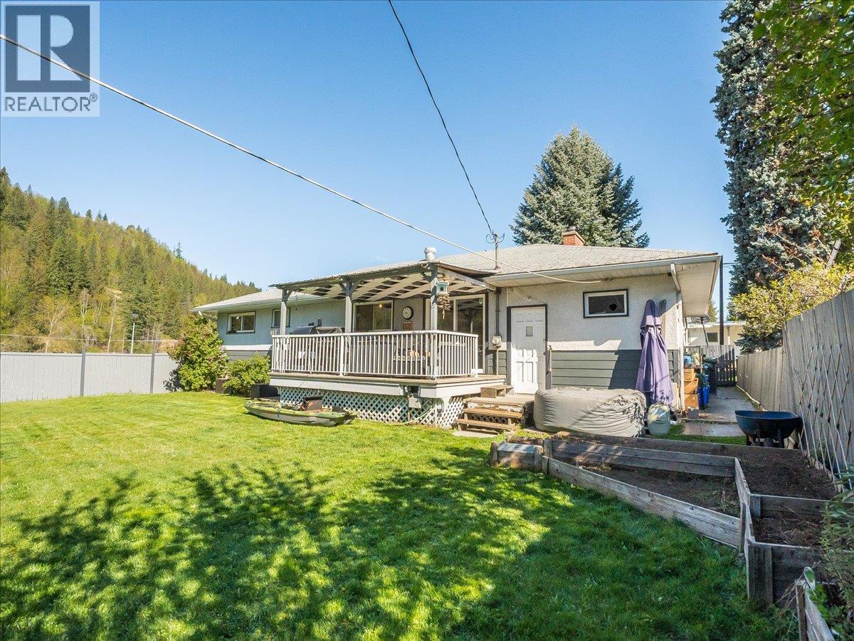 814 10th Street, Castlegar, British Columbia  V1N 2H8 - Photo 5 - 10384869