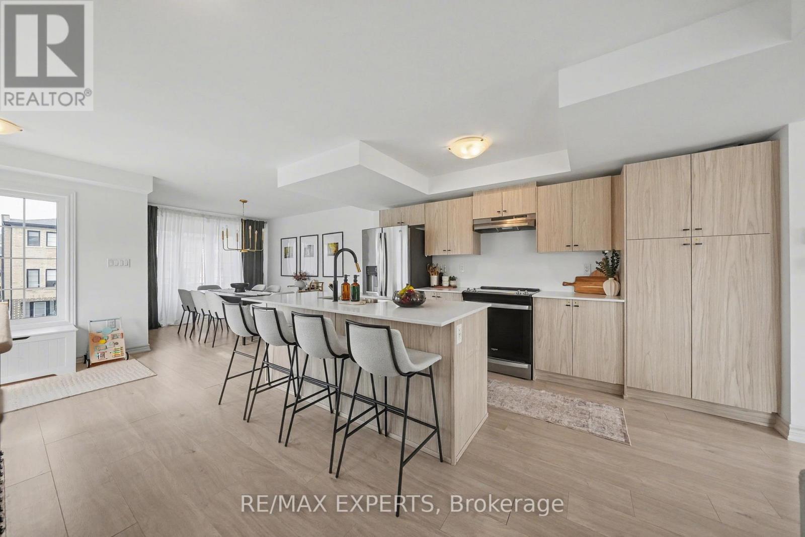 2 Pumpkin Corner Crescent, Barrie, Ontario  L9J 0T6 - Photo 5 - S13048270