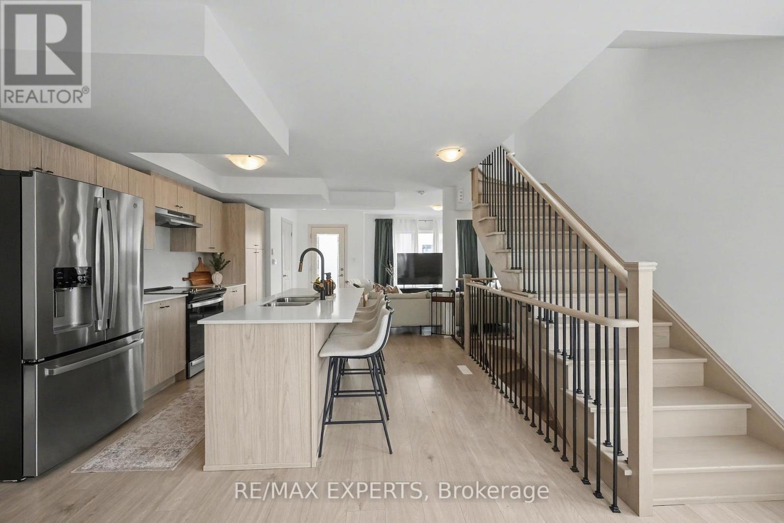 2 Pumpkin Corner Crescent, Barrie, Ontario  L9J 0T6 - Photo 7 - S13048270