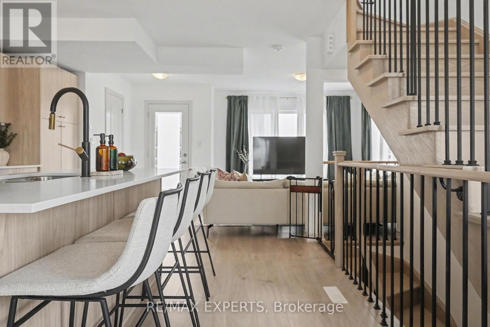 2 Pumpkin Corner Crescent, Barrie, Ontario  L9J 0T6 - Photo 8 - S13048270