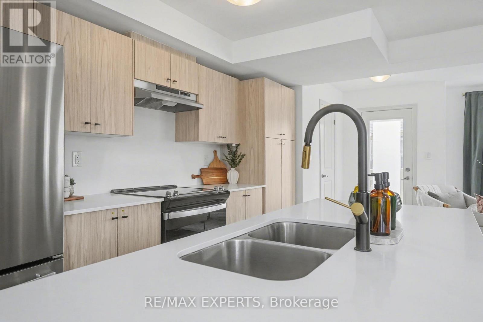 2 Pumpkin Corner Crescent, Barrie, Ontario  L9J 0T6 - Photo 9 - S13048270