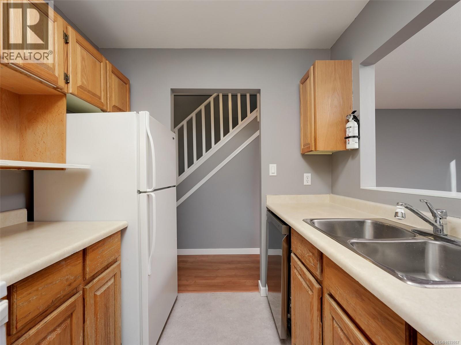 4 9923 Seventh St, Sidney, British Columbia  V8L 2V8 - Photo 5 - 1033557